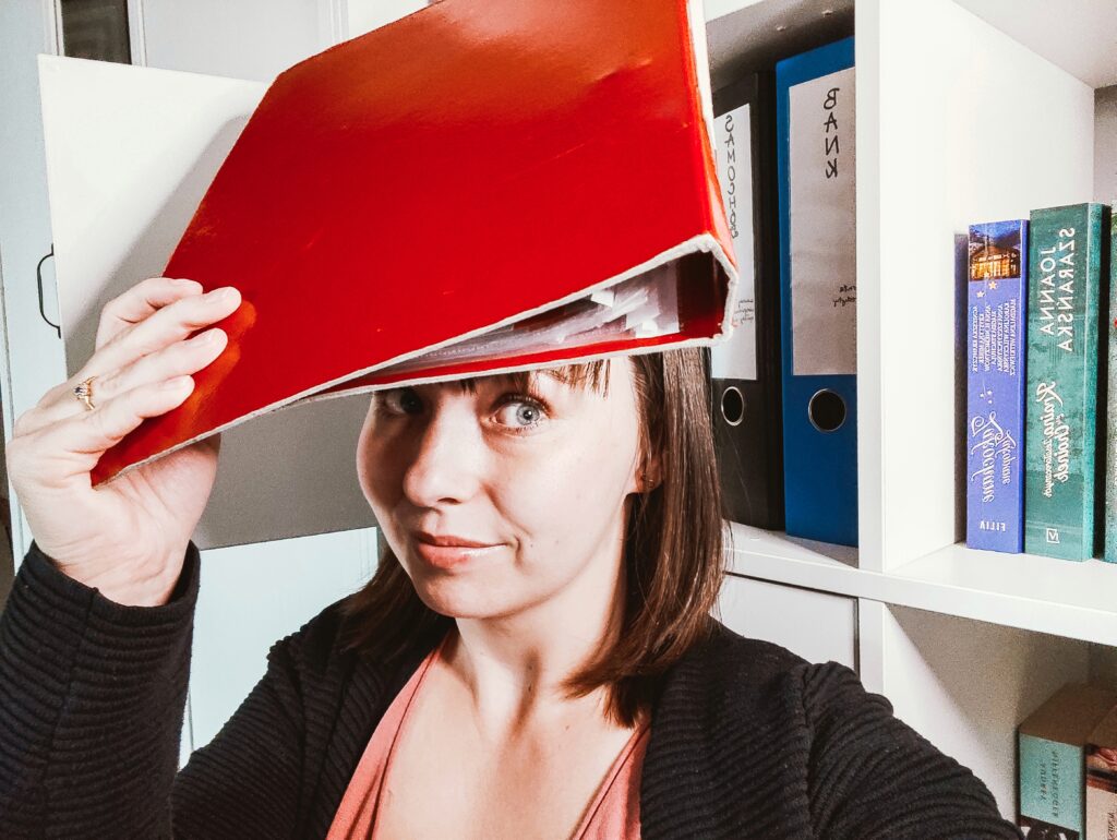 segregator ratunkowy, segregator awaryjny, co zabrać ze sobą przy ewakuacji, Naturalnie Poukładane, decluttering, odgracanie Starogard Gdański, decluttering Trójmiasto